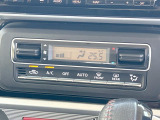 【オートエアコン】一度お好みの温度に設定すれば、車内の温度を検知し風量や温度を自動で調整。暑い&hellip;寒い&hellip;と何度もスイッチ操作をする必要はありません。快適な車内空間には必須の機能ですね♪