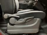 運転席シートリフターを装備しています★細かくドライビングポジションを設定できるので運転し易く、疲れにくいですね♪