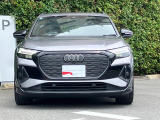 Audiデザインの特徴であるシングルフレームグリルが存在感を主張します。