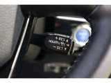 追従機能付クルーズコントロール搭載。アクセルを踏み続けなくてもセットした一定速度を維持。また、渋滞などで先行車が停止した場合停止し、先行車が再発進するとドライバー操作で発進した後に追従走行を再開します