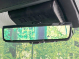 【デジタルインナーミラー】後席の大きな荷物や同乗者で後方が確認しづらい時でも安心!カメラが撮影した車両後方の映像をルームミラー内に表示。クリアな視界で状況の確認が可能です!