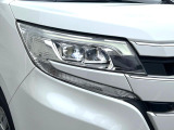 【LEDヘッドライト】悪天候や夜間走行時も良好な視界を確保し安心して運転できる高輝度LEDヘッドライトを装備!点灯速度が早く、消費電力も抑えられています。