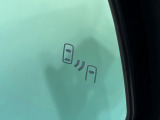 【ブラインドスポットモニター】走行中、ドアミラーの死角になりやすい箇所に後続車が接近するとサイドミラーのレンズに警告を表示!ドライバーに注意喚起をしてくれます。