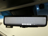 デジタルインナーミラー付きです。ヘッドレストや荷物などで視界を遮られずに、円滑な後方確認をサポートします。