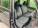 運転席まわりには十分なスペースがあり、大柄な方でもゆったり運転していただける環境です。