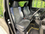 運転席まわりには十分なスペースがあり、大柄な方でもゆったり運転していただける環境です。