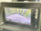 【バックカメラ】駐車時に後方がリアルタイム映像で確認できます。大型商業施設や立体駐車場での駐車時や、夜間のバック時に大活躍!運転スキルに関わらず、今や必須となった装備のひとつです!