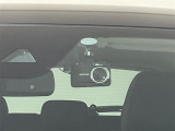 【前後ドライブレコーダー】映像・音声などの運転中の記録を残します。事故などを起こした起こされた時の証拠になりえますので、もしも時でも安心ですね。