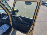 運転席のドア内部でございます。