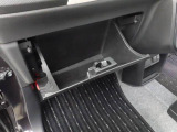 グローブボックスは手前に引くタイプ。収納がシンプルだから、整頓すると使いやすさが一気に上がります。