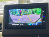 【バックカメラ】駐車時に後方がリアルタイム映像で確認できます。大型商業施設や立体駐車場での駐車時や、夜間のバック時に大活躍!運転スキルに関わらず、今や必須となった装備のひとつです!