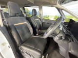 運転席まわりには十分なスペースがあり、大柄な方でもゆったり運転していただける環境です。