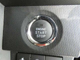 【プッシュスタート】スマートキーを携帯して、ブレーキを踏みながらスタートスイッチを押すだけでエンジンがかけられます。