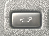 【パワーバックドア】スマートキーや運転席のボタンを押すだけでリアゲートが自動で開閉します!荷物を持っている時や、高い位置にあるバックドアを閉める際に便利な機能です♪