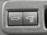 【パワーバックドア】スマートキーや運転席のボタンを押すだけでリアゲートが自動で開閉します!荷物を持っている時や、高い位置にあるバックドアを閉める際に便利な機能です♪