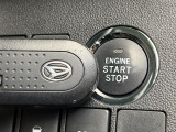 【キーフリーシステム】カバンやポケットに入れたままでもドアの施錠・解錠が可能なスマートキーを装備。エンジンのオン・オフ時もカギを取り出す必要が無いからとっても便利です♪