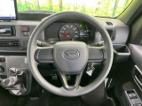 インテリアに合わせたデザインのステアリングは、運転される方のことも考え、運転しやすい形状、大きさです。是非一度、実際に触ってお確かめください。