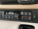 【オートエアコン】一度お好みの温度に設定すれば、車内の温度を検知し風量や温度を自動で調整。暑い&hellip;寒い&hellip;と何度もスイッチ操作をする必要はありません。快適な車内空間には必須の機能ですね♪