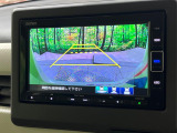 【バックカメラ】駐車時に後方がリアルタイム映像で確認できます。大型商業施設や立体駐車場での駐車時や、夜間のバック時に大活躍!運転スキルに関わらず、今や必須となった装備のひとつです!