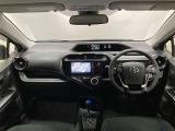 シンプルながら機能性あふれる運転席周りです。使いやすいスイッチ類の配置によりとても運転しやすいですよ。