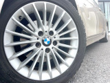 ●純正17インチアルミホイール:輸入車ならではの卓越した走りを支えるホイールと足回りです!日本車の走りに慣れている方にもぜひ体感して頂きたいほど、高いレベルでまとまっています!