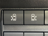 【ハンズフリー機能付き両側パワースライドドア】スライドドアの下に足先を入れてすぐ引くと、自動的にスライドドアが開閉します!荷物で両手がふさがった状態でも、ドアの開閉ができてとっても便利!