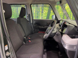 運転席シート廻りは使用感も少なく、良好な状態となっています。前オーナー様が丁寧に使っていたことがよくわかりますね。