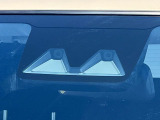 【衝突軽減装置】走行中に前方の車両等を認識し、衝突しそうな時は警報とブレーキで衝突回避と被害軽減をアシスト。より安全にドライブをお楽しみいただけます。