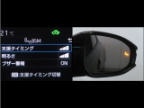 隣車線を走る車両をレーダーで検知し、ドアミラーでは確認しにくい後側方エリアに存在する車両に加え、急接近してくる車両も検知します。車両を検知するとドアミラーに搭載されたLEDインジケーターが点灯します。