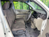 運転席まわりには十分なスペースがあり、大柄な方でもゆったり運転していただける環境です。