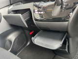 MAX3キロまで可能なトレーがエアコン操作部の下に付いてます☆★ちょっとした小物なども置いてもらえます♪