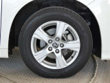 純正16インチのアルミホイールは、やっぱり車にピッタリマッチするデザインですね。