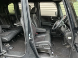 フロントシートです!!ベンチシートなので座席の移動もスムーズに出来ます!!足元も広く運転も楽ですよ!!