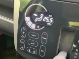 【オートエアコン】一度お好みの温度に設定すれば、車内の温度を検知し風量や温度を自動で調整。暑い&hellip;寒い&hellip;と何度もスイッチ操作をする必要はありません。快適な車内空間には必須の機能ですね♪