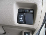 助手席側のスライドドアは運転席から指一本で開閉可能です。