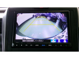 バックカメラの画像です。ガイドラインがスムースな車庫入れをサポートいたします。車庫入れの安心感がアップしますね。