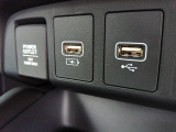 便利なUSBジャック・12V電源ソケットも付いています。周辺機器の充電にご利用頂けます。