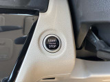 プッシュ式のエンジンスタートスイッチは運転席の左側に。