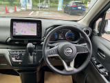 ますますドライブが楽しくなる、明るく開放的な運転席まわりです。