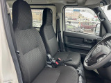 運転席まわりには十分なスペースがあり、大柄な方でもゆったり運転していただける環境です。