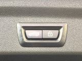 ●電動リアゲート:ワンタッチでリアゲートの開閉ができ、荷物などで両手が塞がっている状態でも簡単に開閉ができる便利機能です。