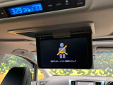 【12.8型フリップダウン】大画面モニターで後席でもエンタメをお楽しみいただけます。家族や友人とお出かけする機会が多い方に大人気です♪