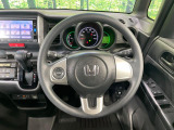 インテリアに合わせたデザインのステアリングは、運転される方のことも考え、運転しやすい形状、大きさです。是非一度、実際に触ってお確かめください。