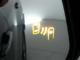 隣車線を走る車両をレーダーで検知し、ドアミラーでは確認しにくい後側方エリアに存在する車両に加え、急接近してくる車両も検知します。車両を検知するとドアミラーに搭載されたLEDインジケーターが点灯します。