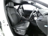 高いホールド性で運転姿勢が安定します。長距離ドライブでも疲れにくいのが魅力です。快適なドライビングライフをお送りください♪