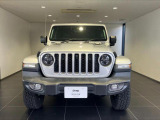 Jeepの伝統デザインである7スロットグリルと丸目のLEDヘッドライトは見る人に強い印象を与えます。