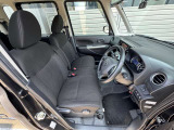 【運転席&助手席】シートは硬くなく座りやすい仕様です!シートも暗めのお色なので、汚れが目立ちにくいです☆