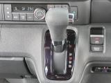 運転席より操作性の良いシフトレバーと、オートエアコンのスイッチ等の画像です。