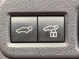 【パワーバックドア】スマートキーや運転席のボタンを押すだけでリアゲートが自動で開閉します!荷物を持っている時や、高い位置にあるバックドアを閉める際に便利な機能です♪