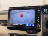 バックカメラの画像です。ガイドラインがスムースな車庫入れをサポートいたします。車庫入れの安心感がアップしますね。
